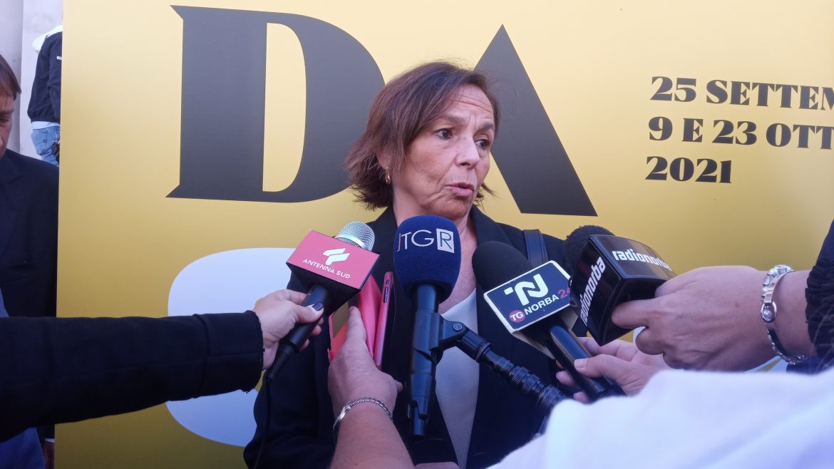 [video] – Pnrr, Amendola spegne le polemiche: “Risorse ingenti”. Bene confiscato alla mafia, consegna con Lamorgese