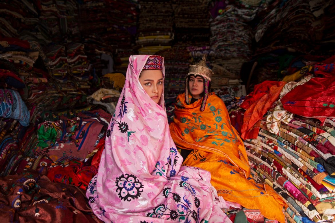 La condizione delle donne in Afghanistan negli intensi scatti di Fatimah Hossaini, taglio del nastro con ministra Messa