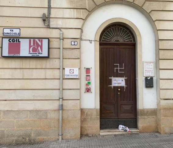 Una svastica sulla porta d’ingresso della Cgil a Galatina, Fragassi: “Derive neofasciste sempre più frequenti”