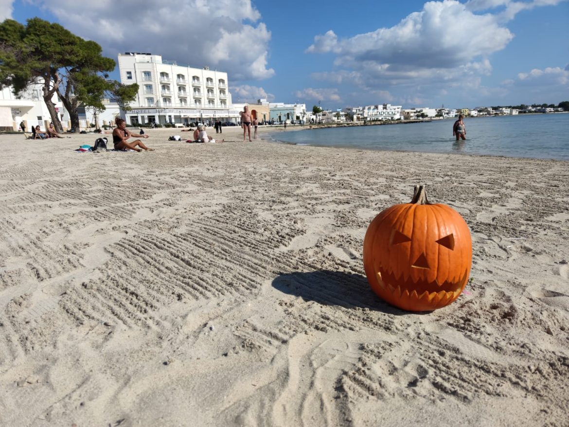 [video] – Altro che Halloween: a Porto Cesareo è sempre estate