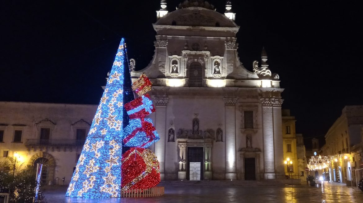 Alberi, luminarie, vetrine addobbate e installazioni diffuse: il Natale a Galatina, Sogliano Cavour e Cutrofiano è artistico