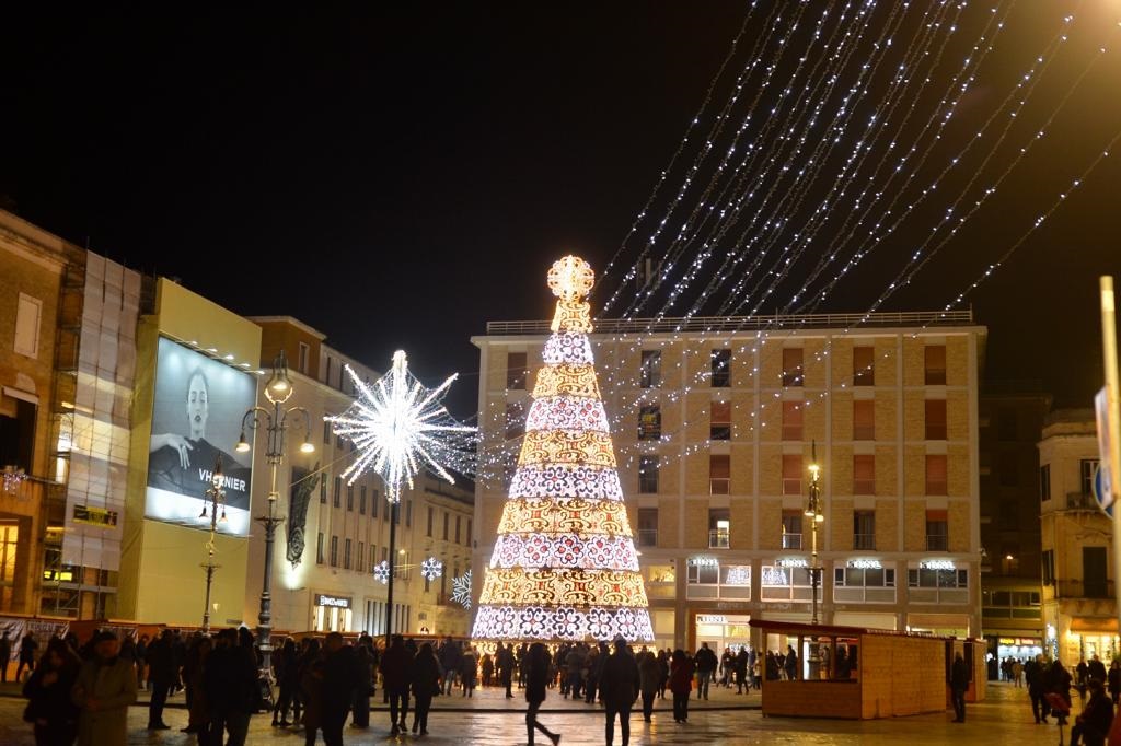 L’albero, la Giostra Meravigliosa e i mercatini: le iniziative del Natale a Lecce