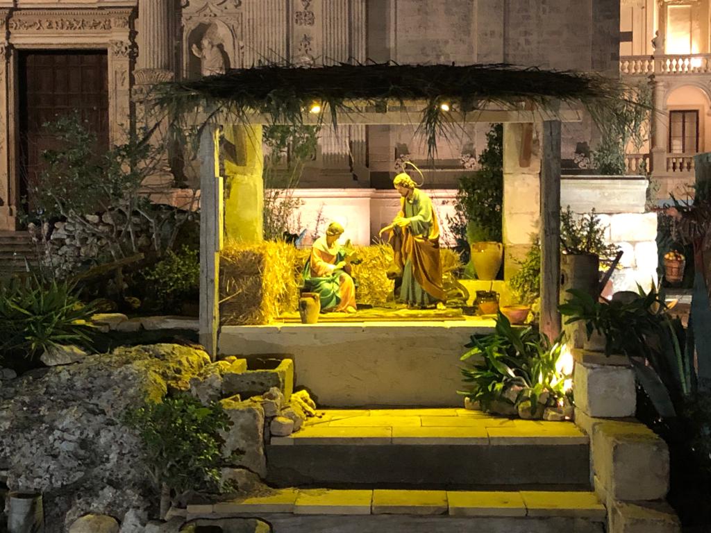 Gli elementi del paesaggio salentino nella Natività in piazza Duomo. E in Soprintendenza c’è il presepe di Guacci