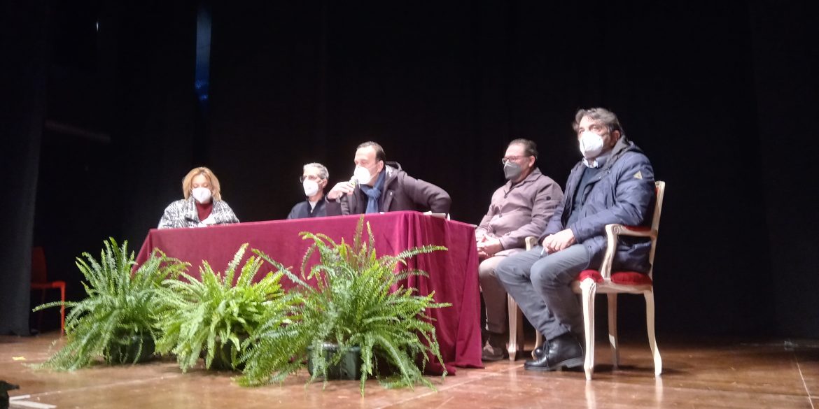 [video] – Focara di Novoli dipinta di bianco  per omaggiare gli operatori sanitari, eroi nella lotta contro il covid