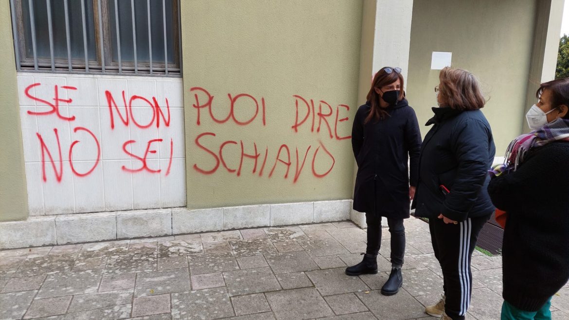 “Sindacato nazista”, Cgil nel mirino dei no vax. Fragassi: “Non arretriamo”. Giorni fa l’attacco a Massa Lombarda