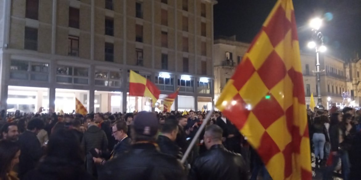 [video] – Il Lecce torna in A, la città si veste di giallorosso. La gioia all’arrivo della squadra in piazza Mazzini