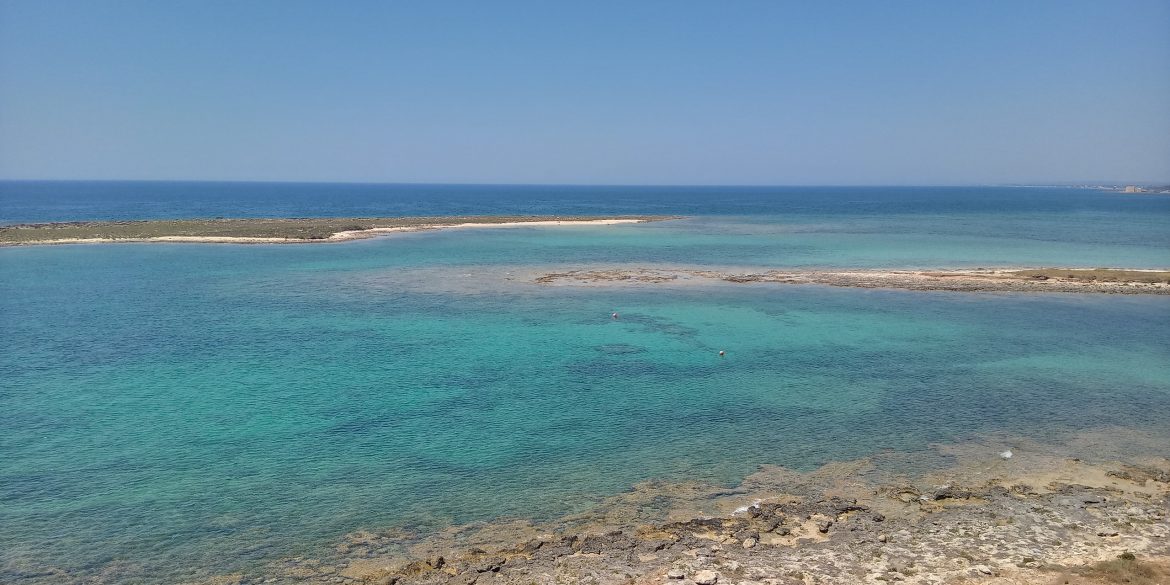 [video] – Acque limpide, sfumature cromatiche, clima mite: la magia di giugno a Torre Chianca di Porto Cesareo