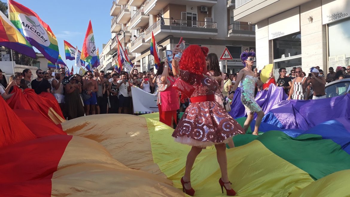 Salento Pride, l’orgoglio arcobaleno torna a sfilare per le vie del capoluogo leccese. “Sex as play” il leitmotiv