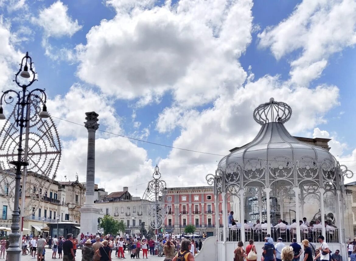 Festa di Sant’Oronzo, il ritorno dopo due anni di pandemia: processione, luminarie, musica e tradizionale fiera
