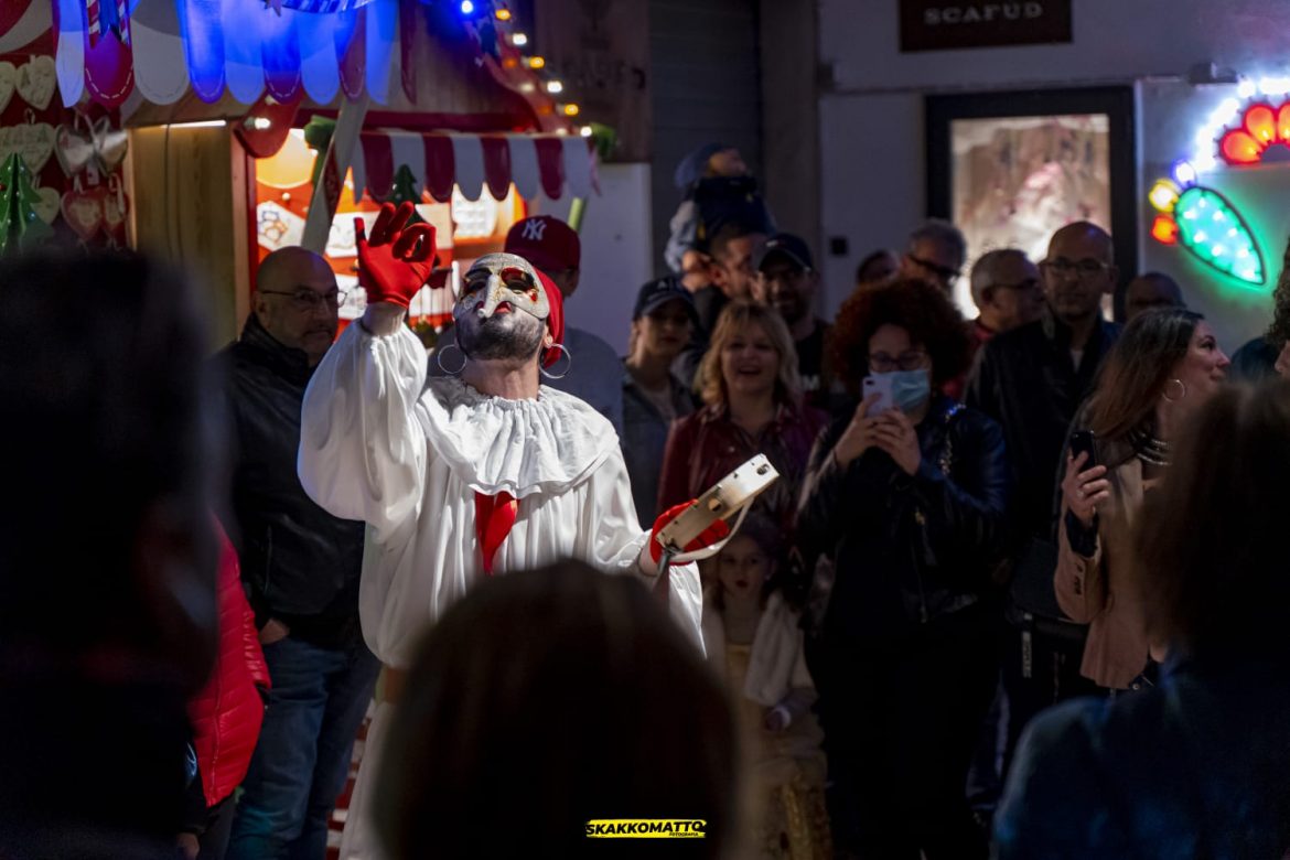 “Alla corte delle fole”, Poieofolà trasforma il volto di Casarano per due notti: percorso teatrale in centro tra fiaba e magia