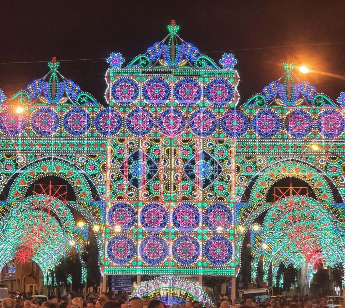 La devozione al Santo dei Voli, le luminarie e la gente per strada: Copertino in festa per il suo Patrono
