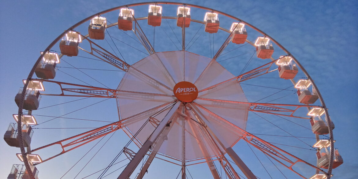 [video] – Vista dall’alto con la ruota di Aperol: tutti in fila per uno scatto con il marchio. Orange, a Lecce, is the new black