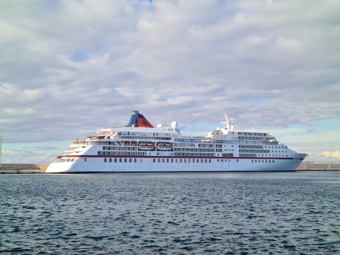 Turismo crocieristico, entusiasmo per la sosta della nave “Europa” a Gallipoli. Prossimo approdo il 5 novembre