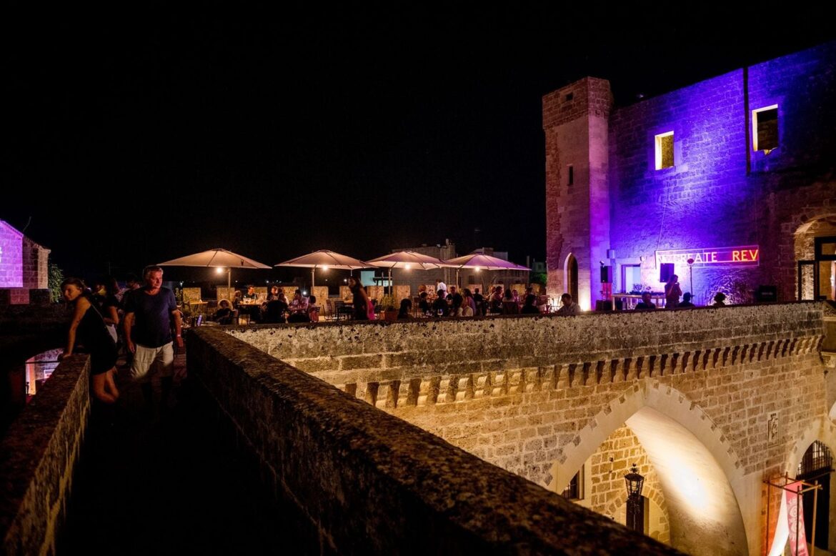 Buon vino, prelibatezze e musica per San Martino: gli eventi al Carlo V, al Castello Volante e a Lu Mbroia