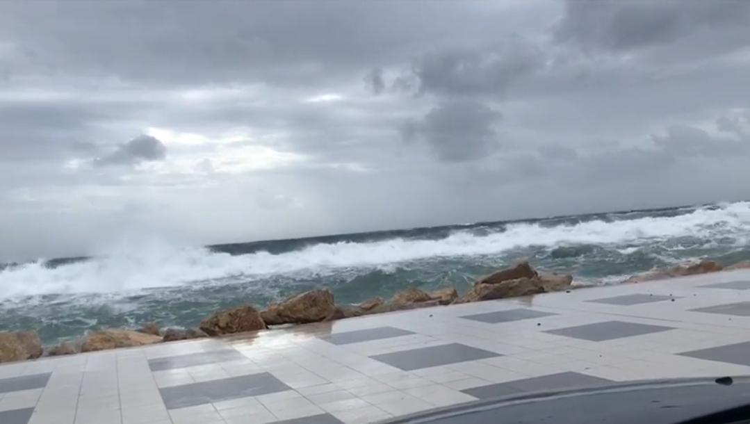 [video] – La costa sferzata dal maltempo, a Gallipoli la Giudecca invasa dall’acqua. Danni (e polemiche) a Santa Caterina