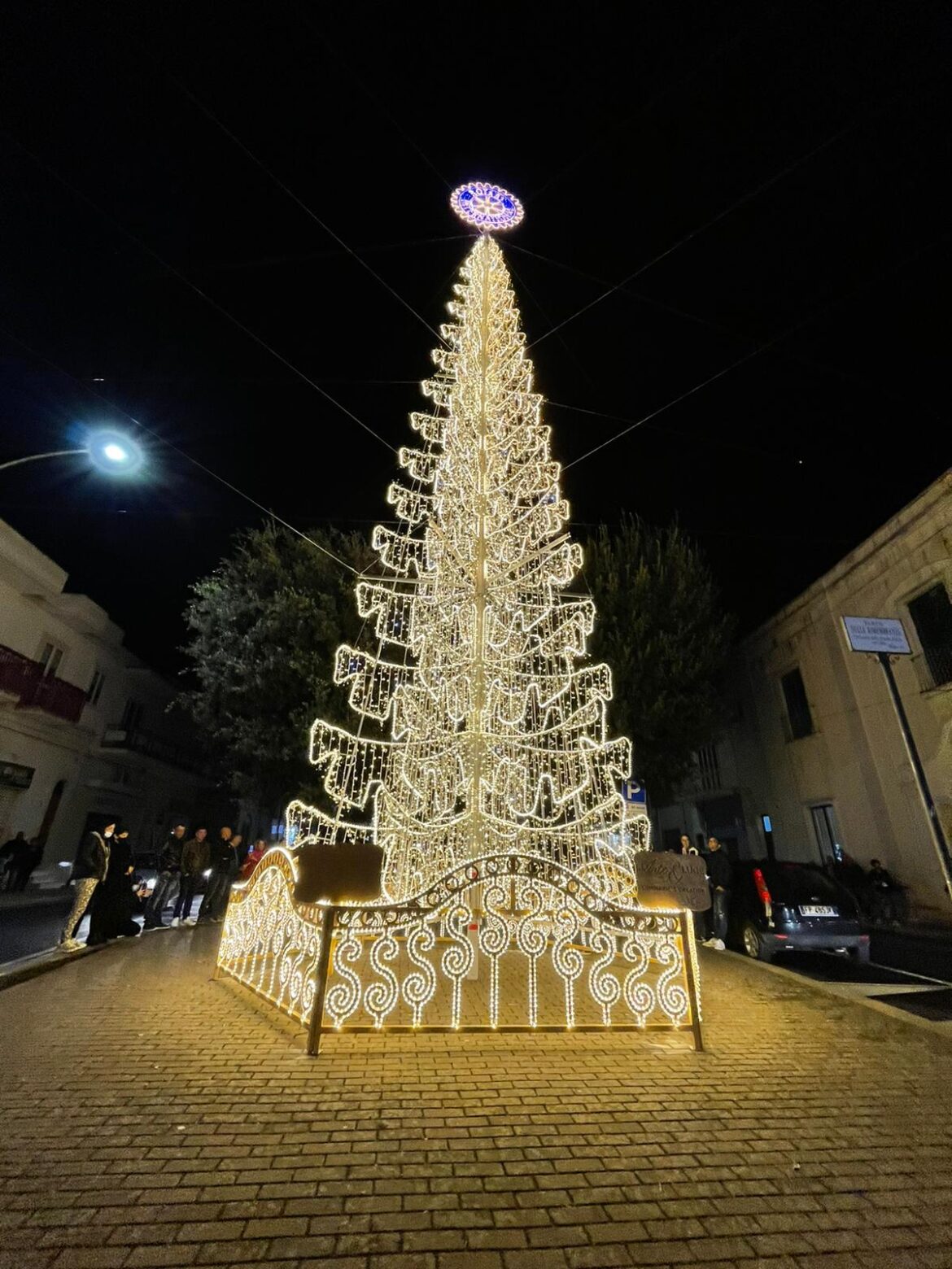 Si accende il Natale a Nardò e torna l’albero del Rotary. Chiese Aperte, trenino, musica e “Il Mondo di Babbo Natale” nel Castello