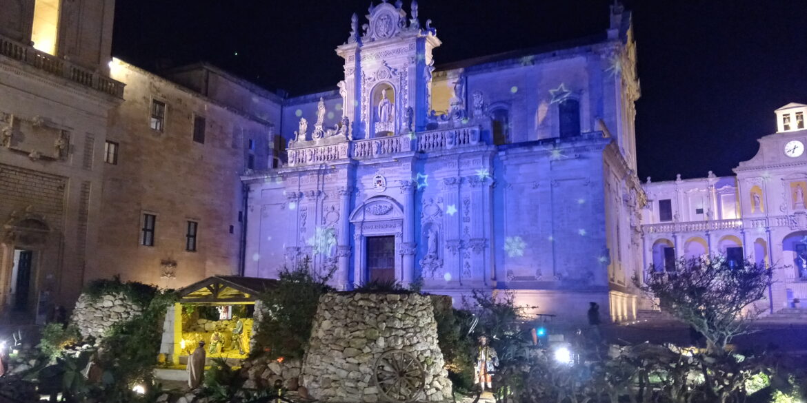 Il racconto della Natività in piazza Duomo con l’allestimento artistico e il videomapping nel Chiostro