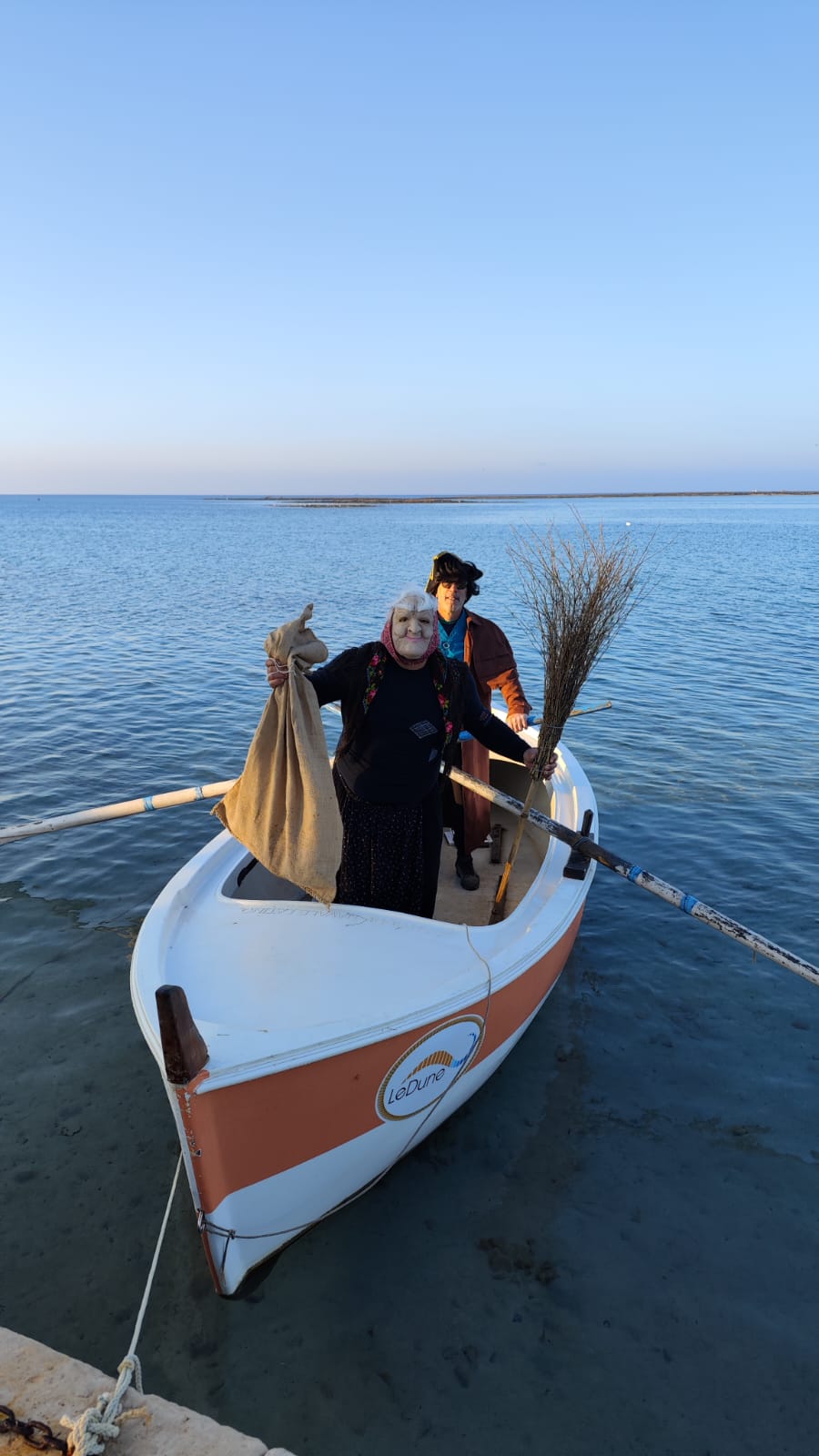 [video] – A Porto Cesareo la Befana arriva sulla riviera di Ponente “viaggiando” in barca