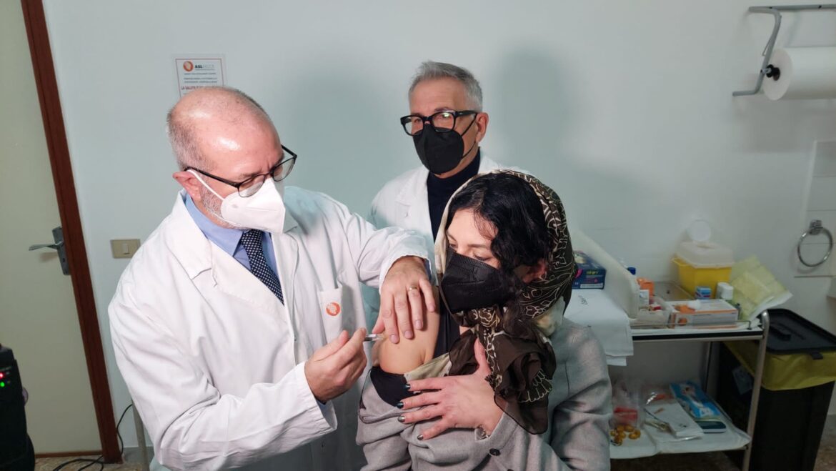 [video] – All’ospedale di Galatina la Befana arriva in moto: regala doni ai bimbi e si vaccina