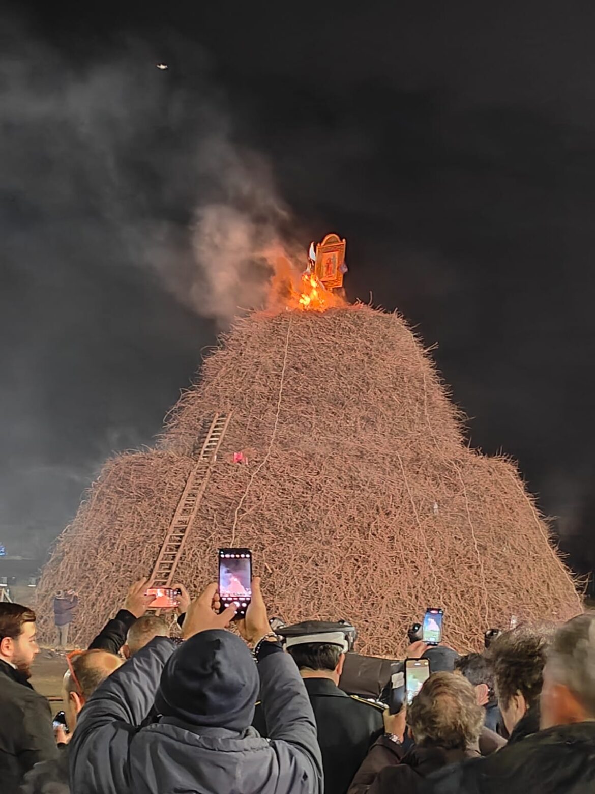 Video-Focara di Novoli, grande successo per l’accensione a suon di musica